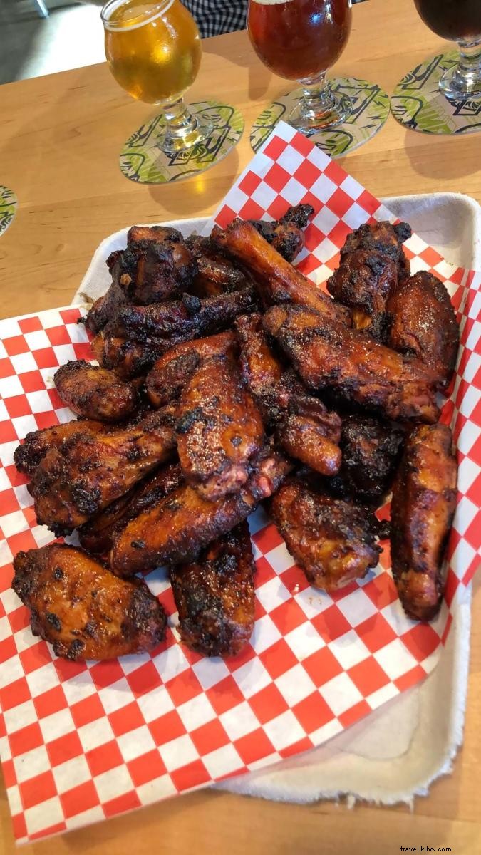 Où manger et boire dans le district d emballage d Anaheim : Jav’s BBQ