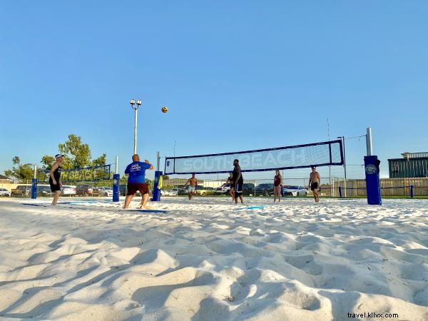 Volley-ball de plage au South Beach Sports Bar & Grill 🏐