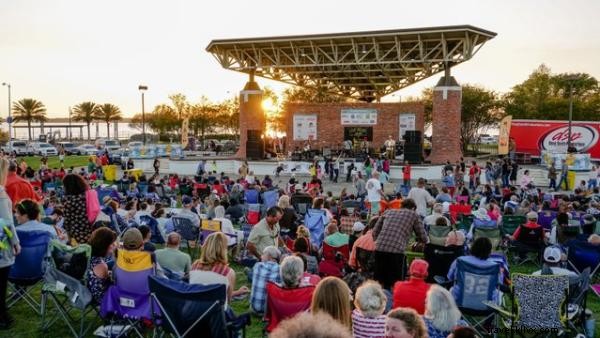 Live @ the Lakefront revient !