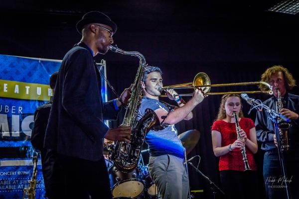 Sax in the City avec Mickey Smith Jr. & ses amis : gâteaux et cocktails