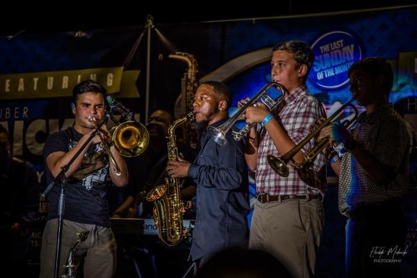 Sax in the City avec Mickey Smith Jr. & ses amis : gâteaux et cocktails