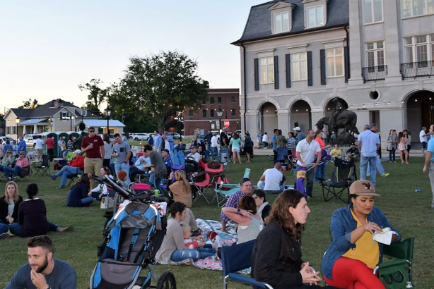 Profitez de Movin  Lake Charles : Groovin  at the Grove