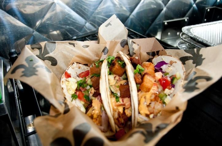 Roule vers « Flavor Town » : les camions de nourriture du sud‑ouest de la Louisiane