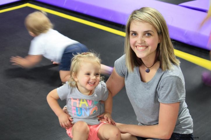 Les enfants rebondissent sur les murs à Lake Charles