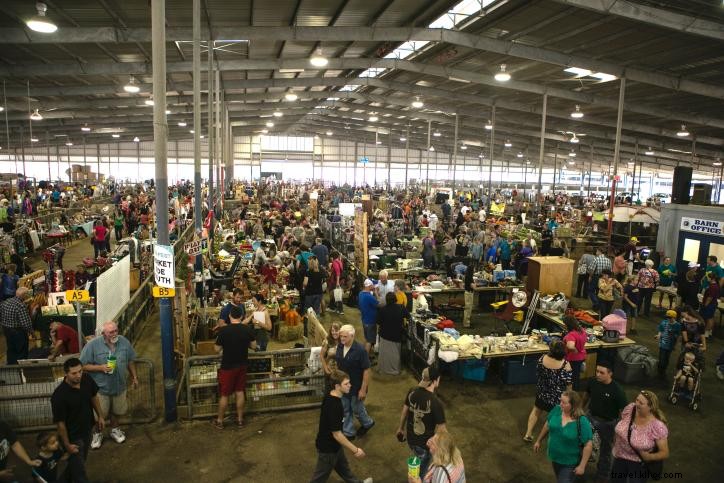 Fête des puces ! Un grand marché aux puces joyeux