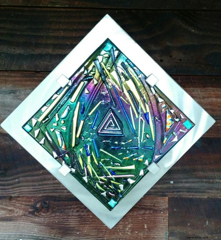 Artiste louisianais Frank Thompson crée des décorations murales en verre fusionné