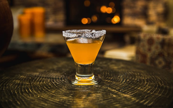 Rafraîchissez-vous avec un cocktail chez Ember Grille & Wine Bar