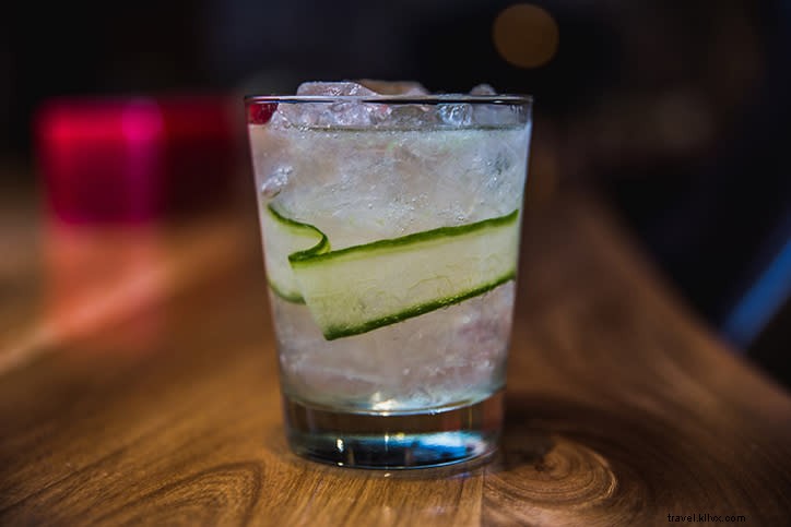 Rafraîchissez-vous avec un cocktail chez Ember Grille & Wine Bar