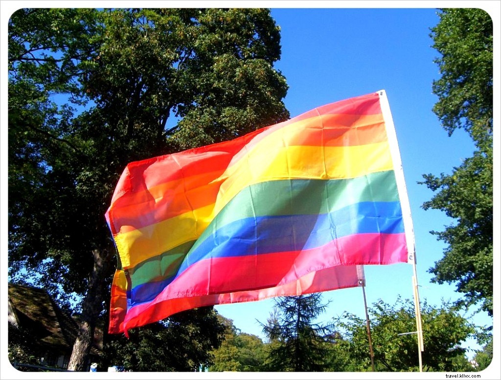 Vous mettez le pied gauche dans… Le Placard du Voyageur | Voyage Gay