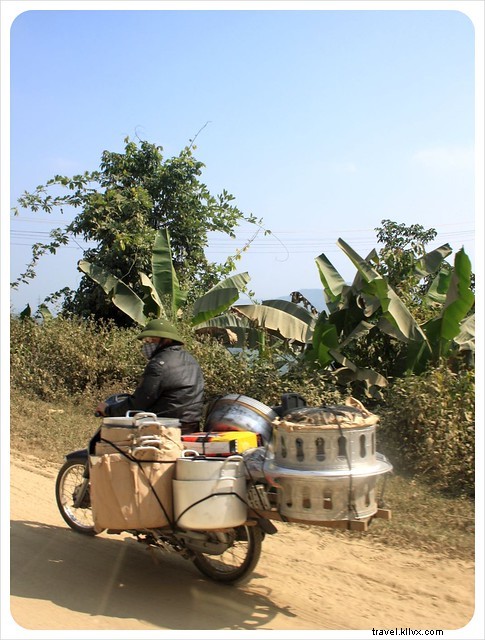 Vomissements, toilettes à la turque et des mandarines à gogo : une journée de transport (pas si) typique au Laos