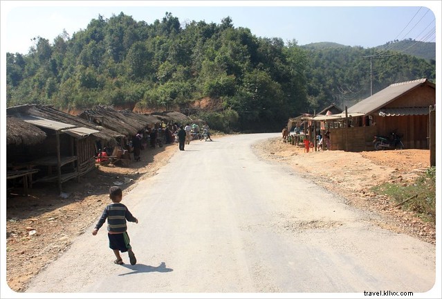 Vomissements, toilettes à la turque et des mandarines à gogo : une journée de transport (pas si) typique au Laos