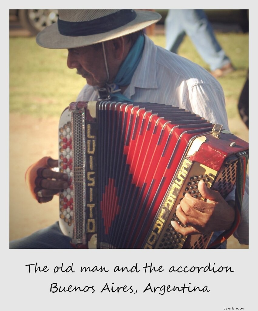 Polaroïd de la semaine : accordéoniste à la Feria de Mataderos, Buenos Aires