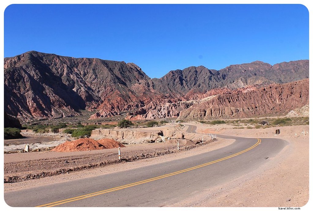 À travers le verre : scènes de route en Argentine