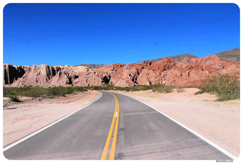 À travers le verre : scènes de route en Argentine