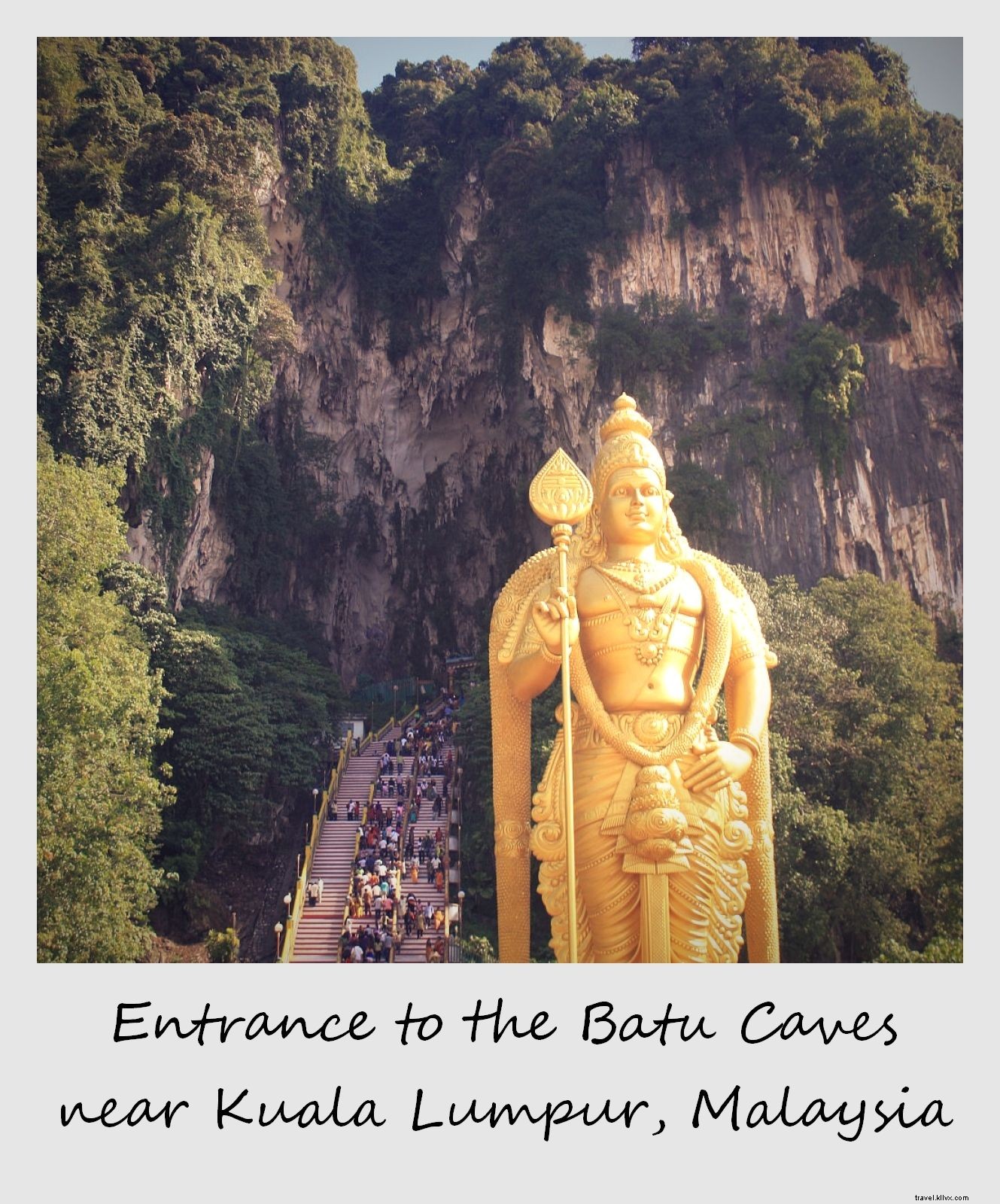 Polaroid de la semaine : l’entrée des grottes de Batu près de Kuala Lumpur, Malaisie