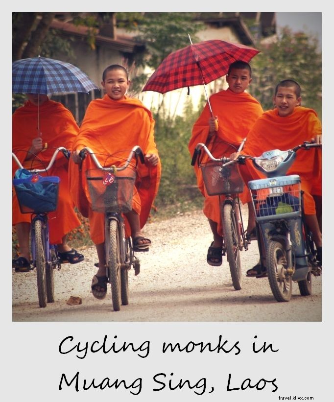 Polaroid de la semaine : des moines cyclistes à Muang Sing, Laos