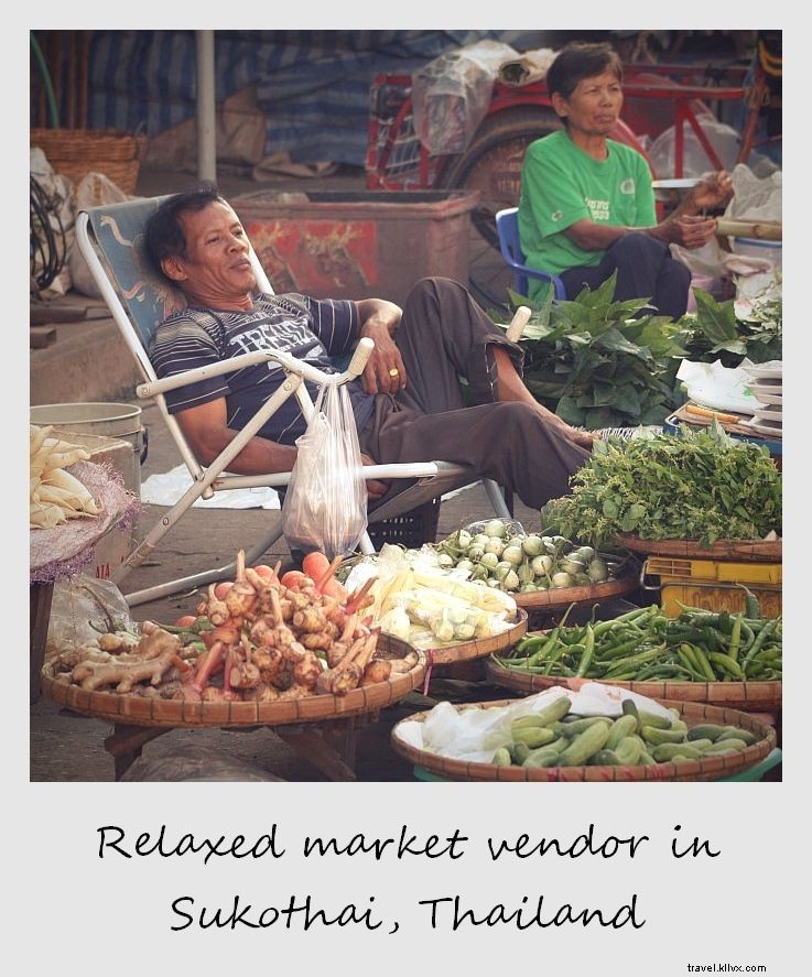 Polaroid de la semaine : Un vendeur détendu au marché de Sukhothai, Thaïlande
