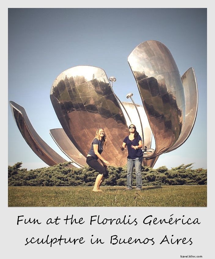 Polaroid de la semaine : amusement devant la sculpture Floralis Generica à Buenos Aires