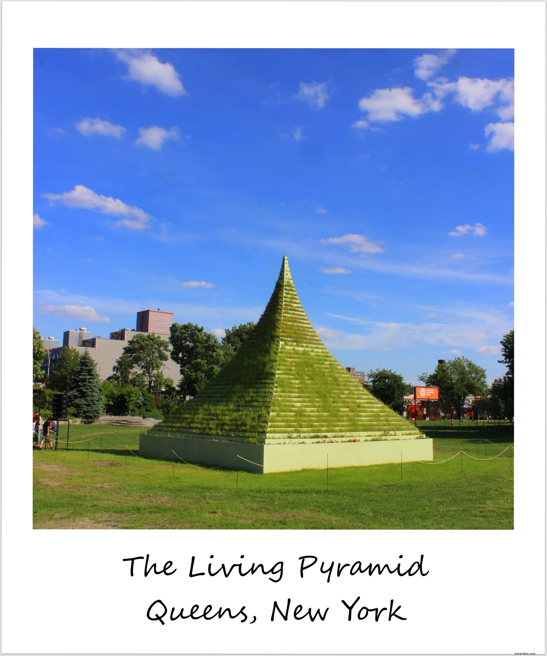 Polaroid de la semaine : la Pyramide vivante à Queens, New York