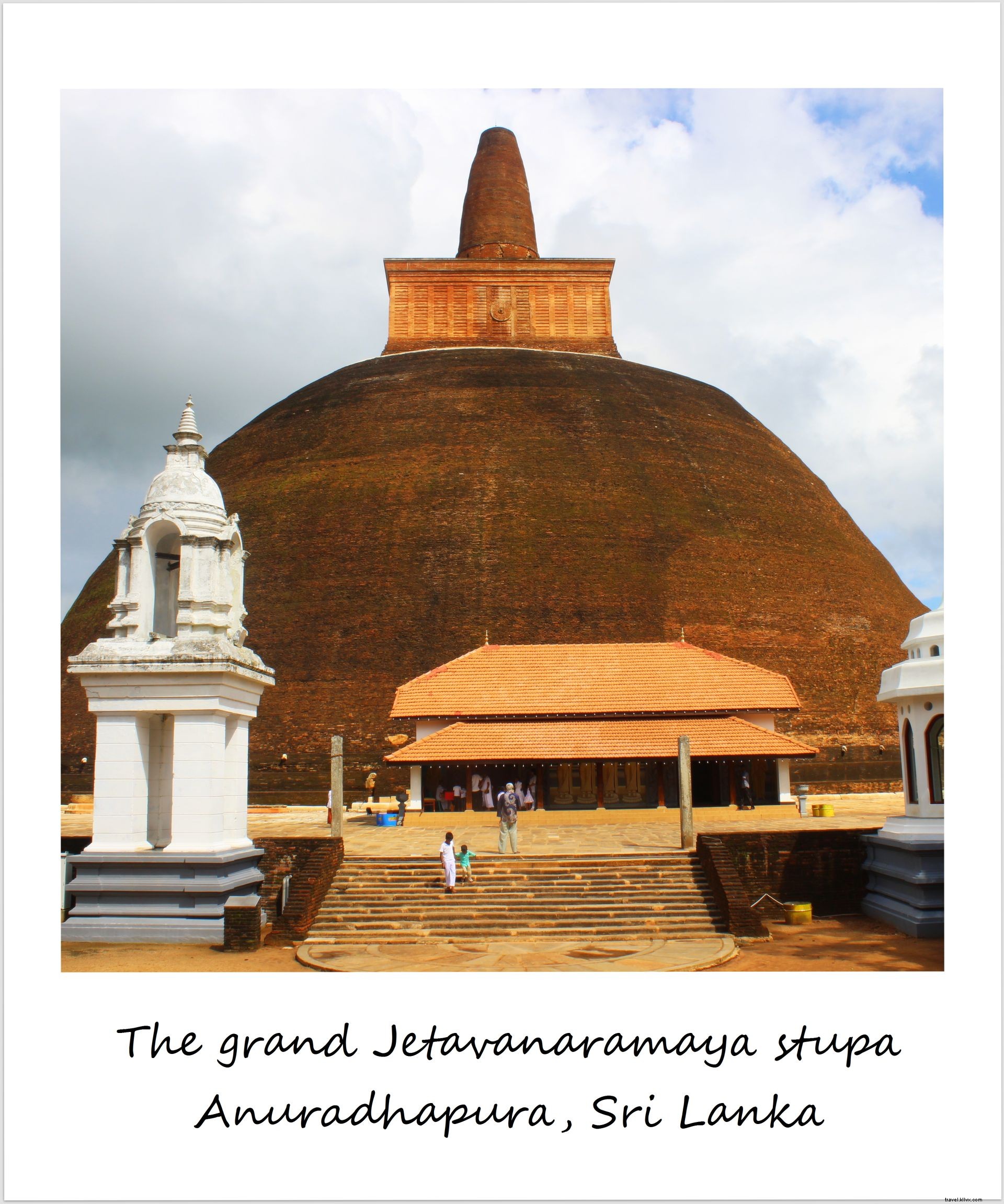 Polaroïd de la semaine : le stupéfiant stūpa Jetavanaramaya à Anuradhapura, Sri Lanka