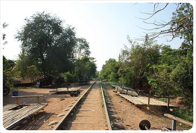 Un trajet insolite en train de bambou à Battambang