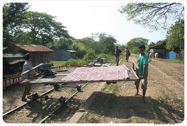 Un trajet insolite en train de bambou à Battambang