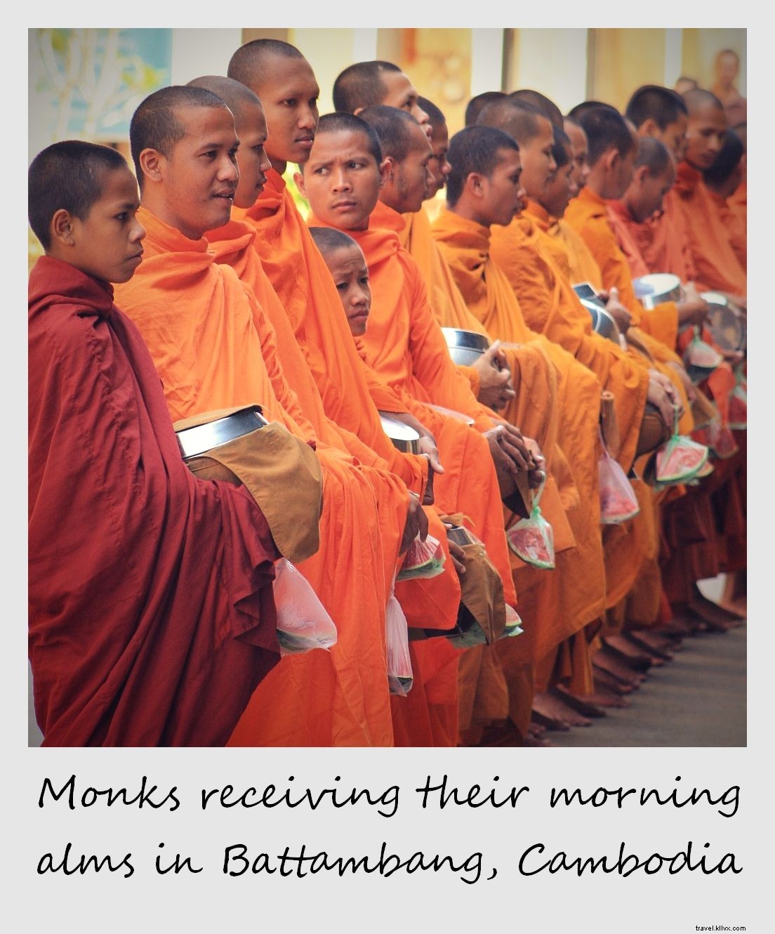 Polaroïd de la semaine : moines recevant leur aumône matinale à Battambang, Cambodge