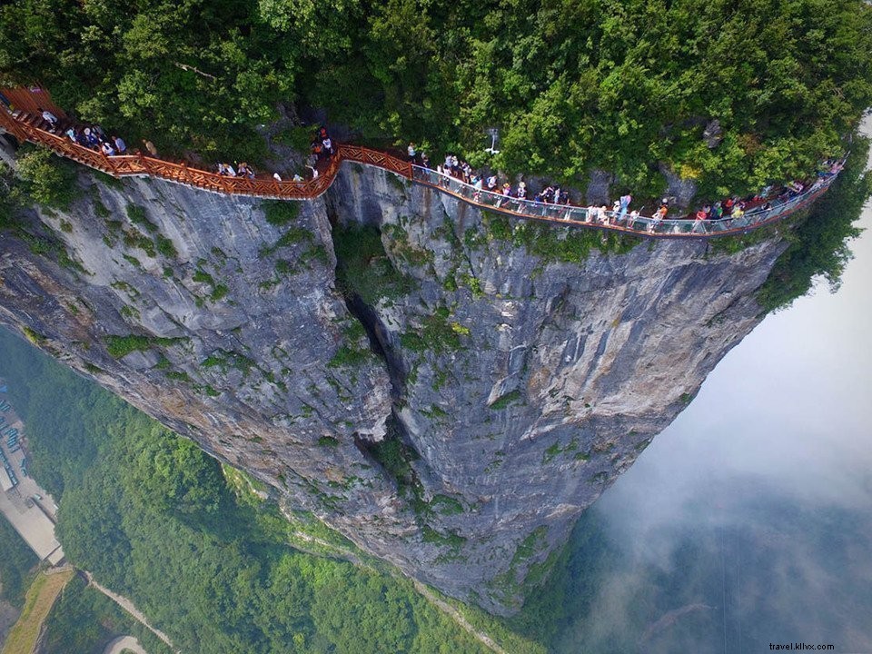 Explorer la passerelle de verre East Taihang à Zhangjiajie