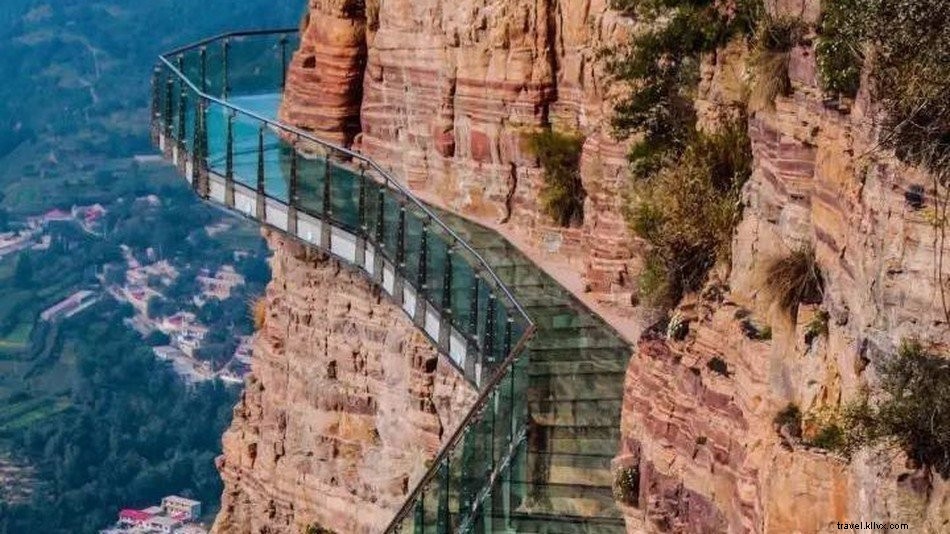 Explorer la passerelle de verre East Taihang à Zhangjiajie