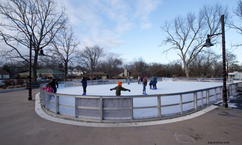 Patinoire et parc aquatique du Lawrence Plaza
