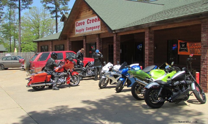 Cove Creek Supply Company – Restaurant et magasin général