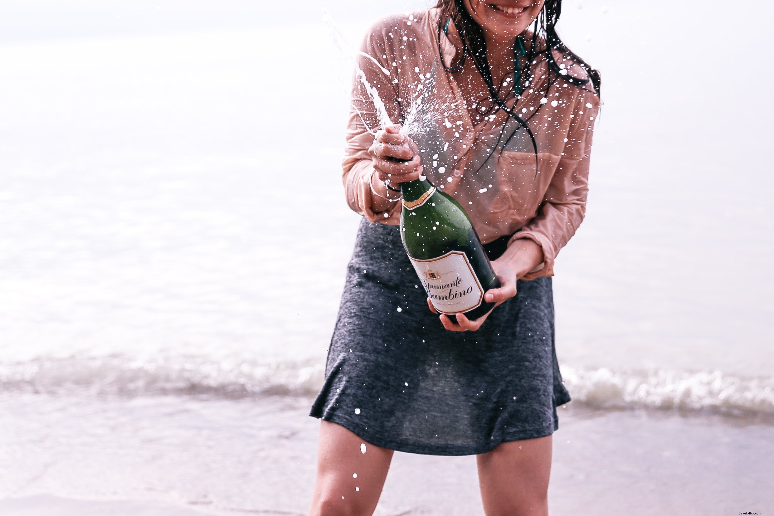 Fête sur la plage avec champagne