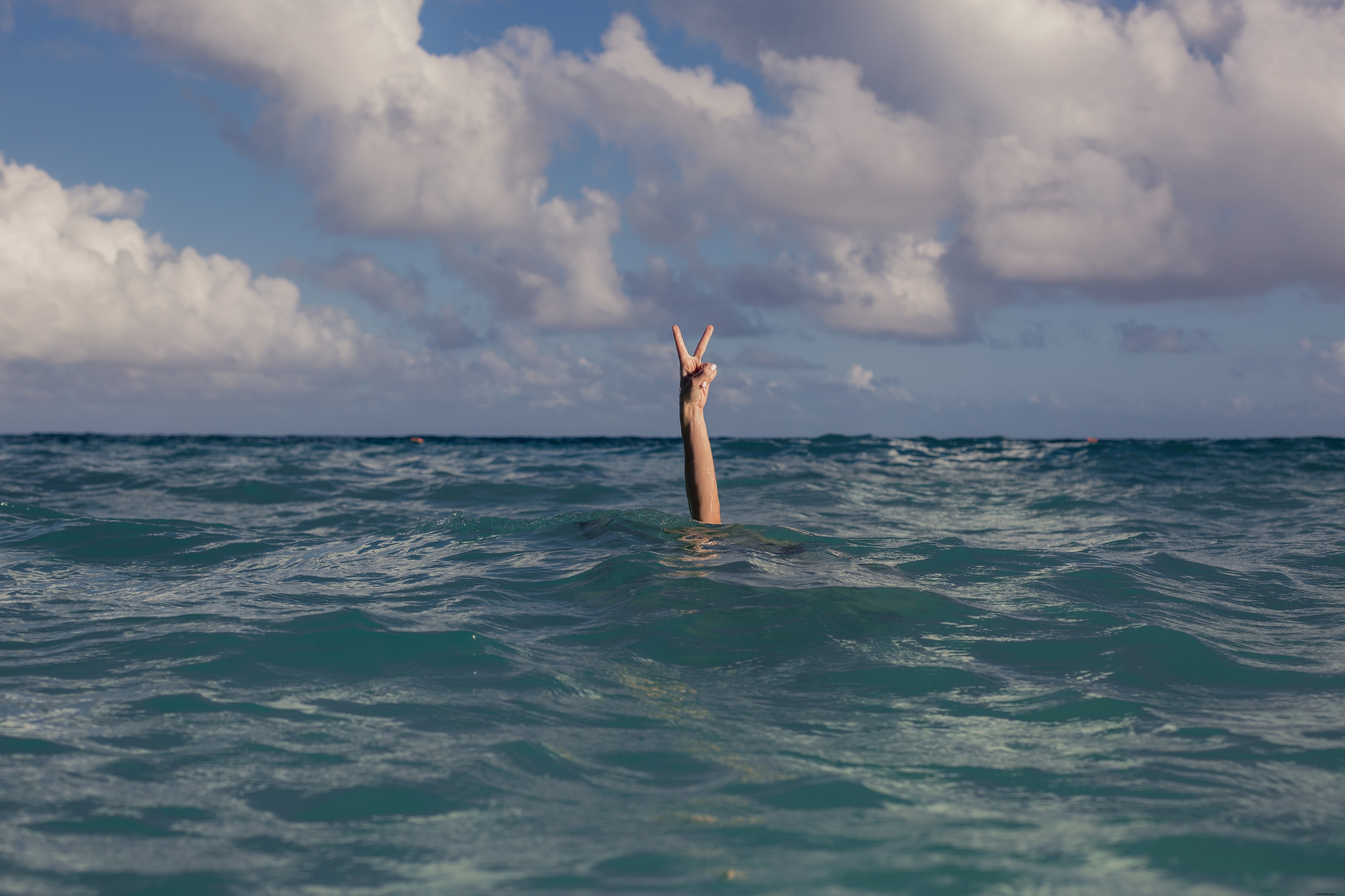 Signe de paix en vacances sur la photo de l océan