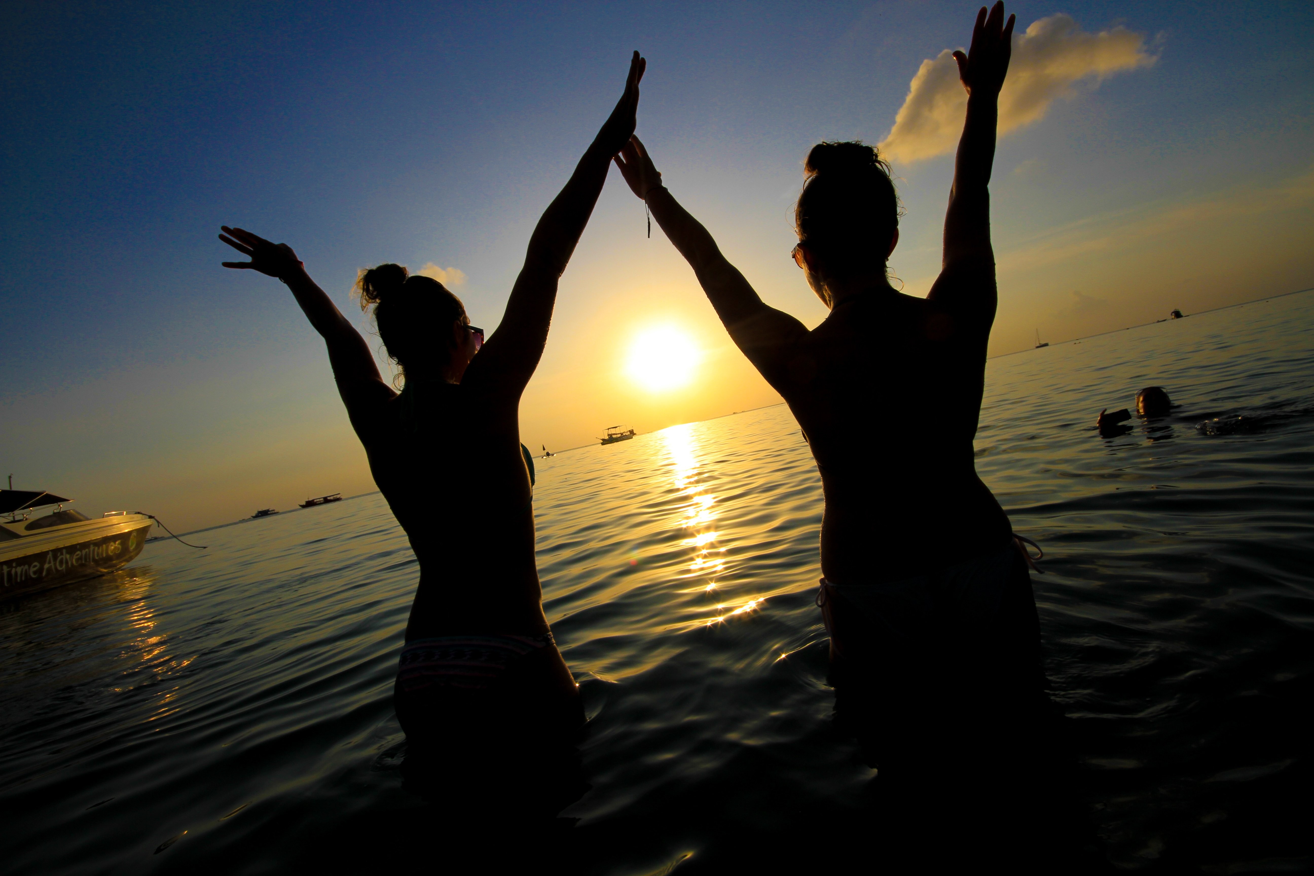Bain au coucher du soleil sur l océan