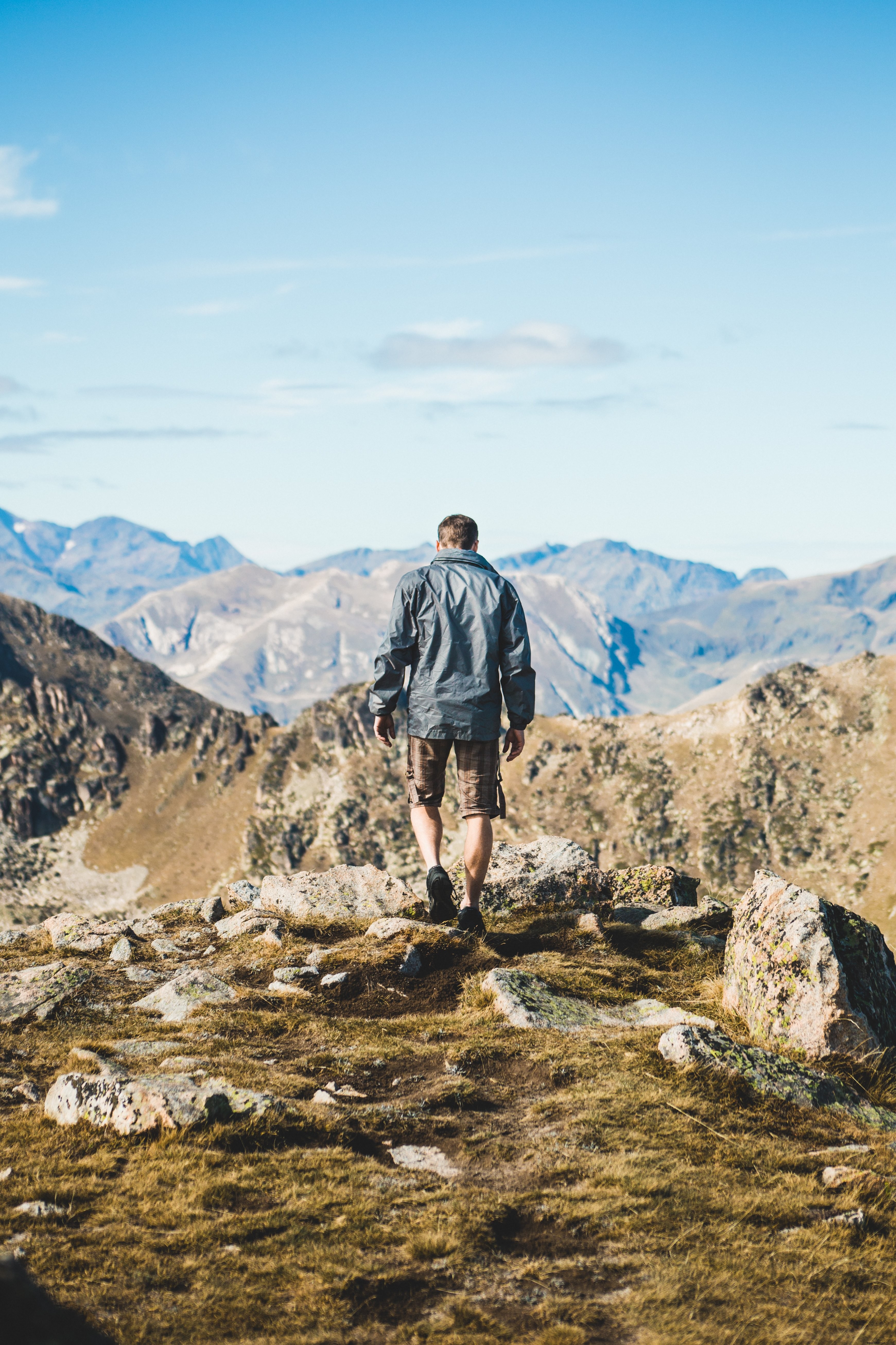 Photo d un homme en randonnée dans les montagnes