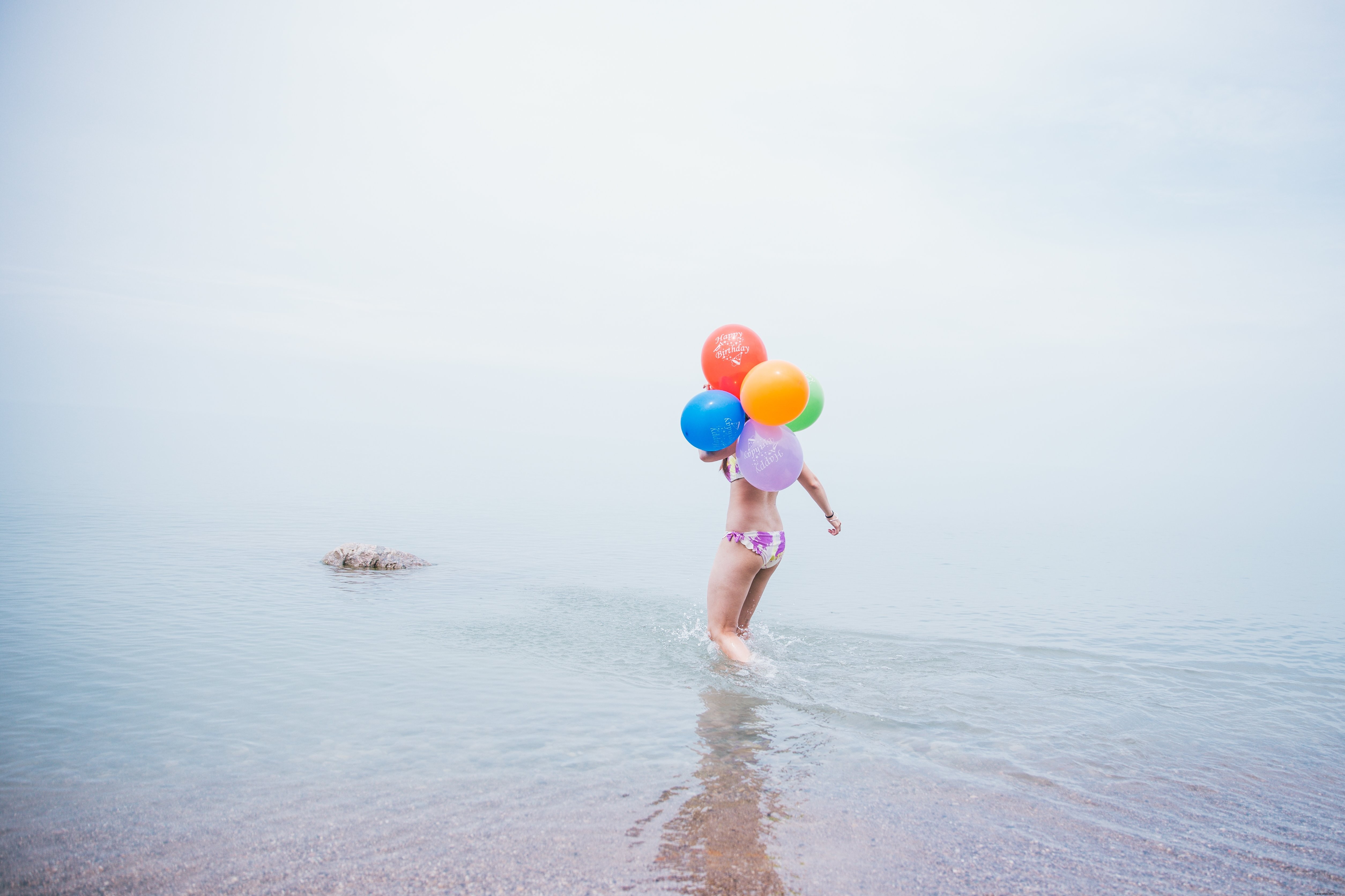 Photo de ballons de fête sur la plage