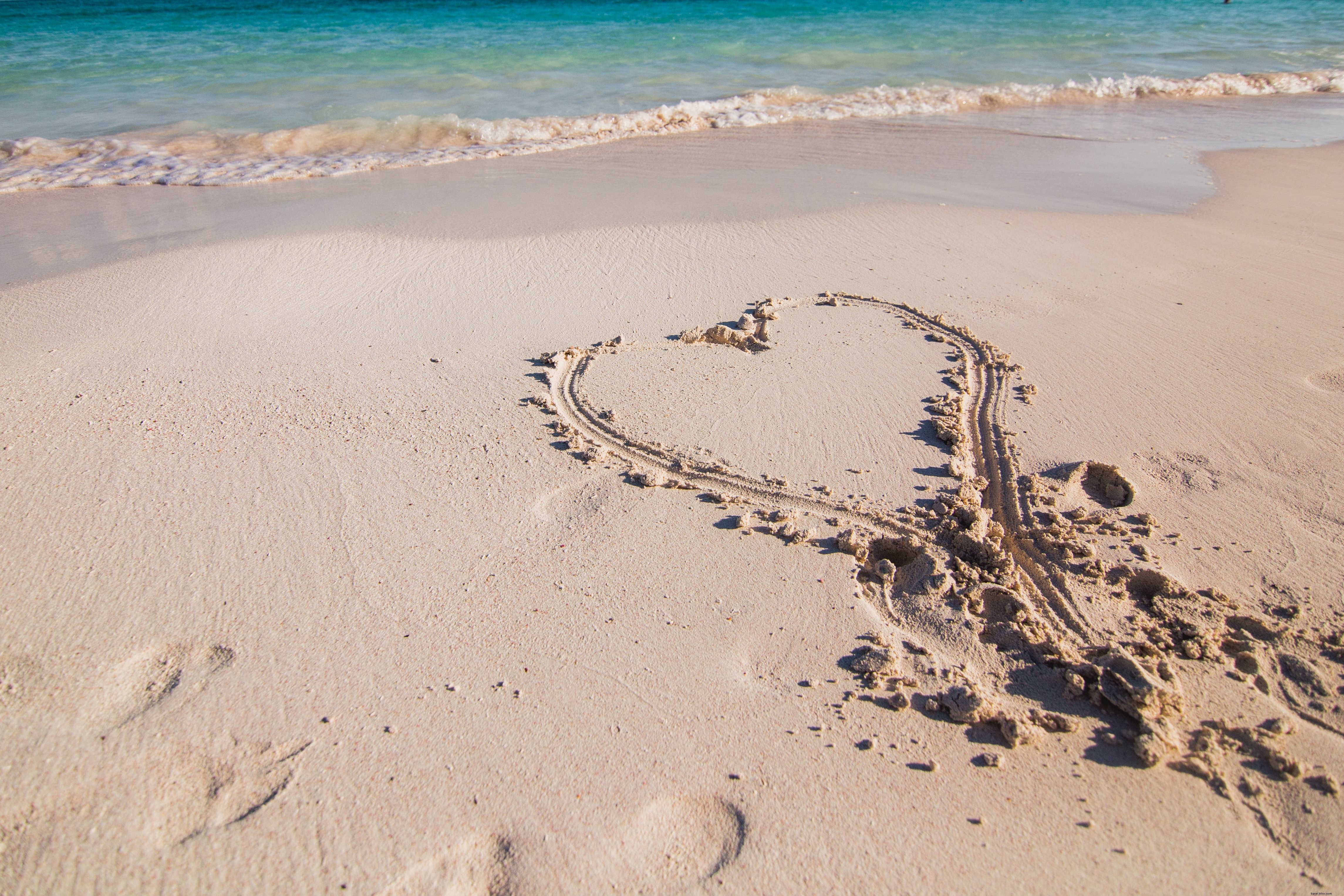 Photo d un cœur dans le sable