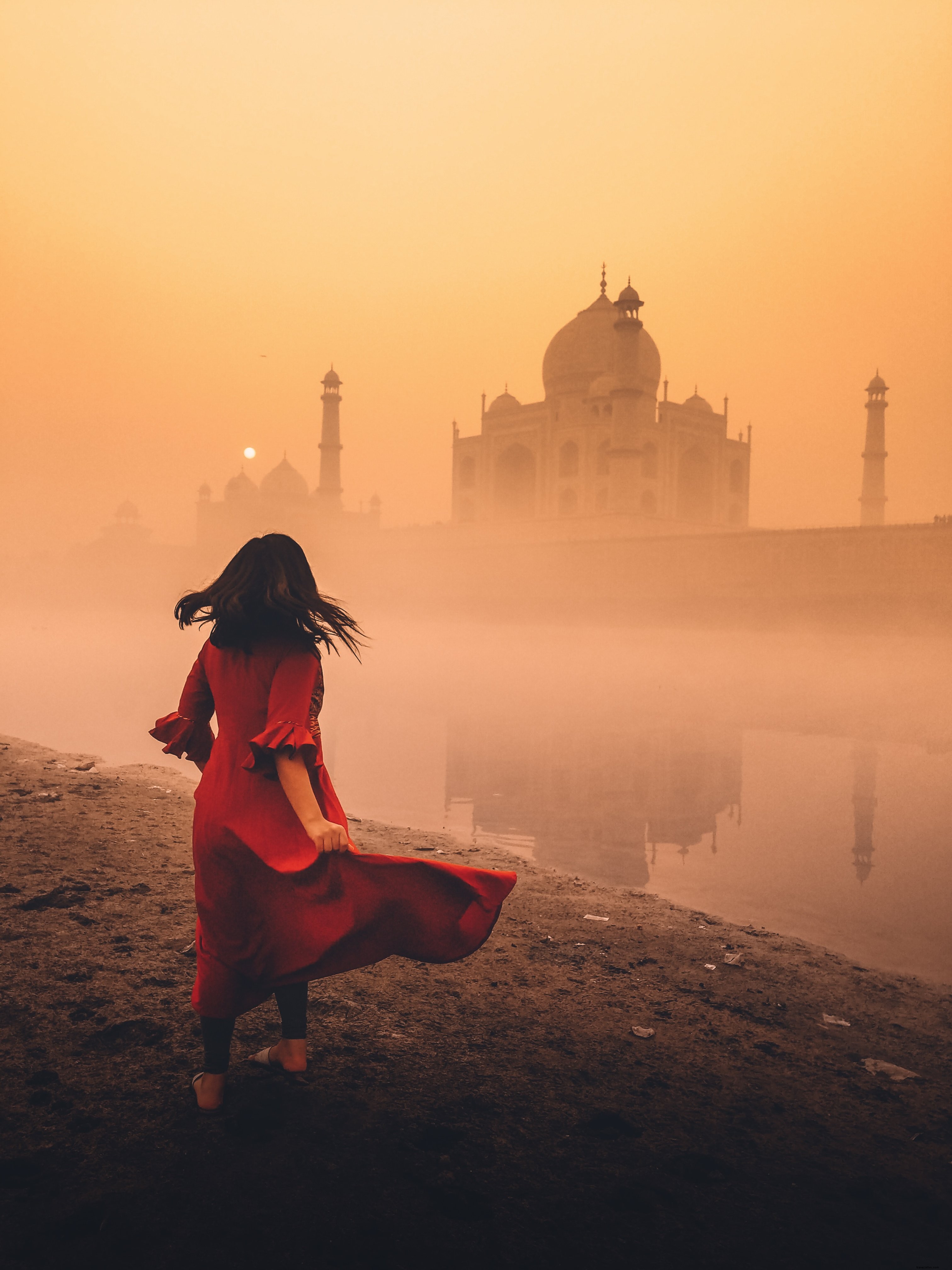 Danse parmi les temples dans la brume orange