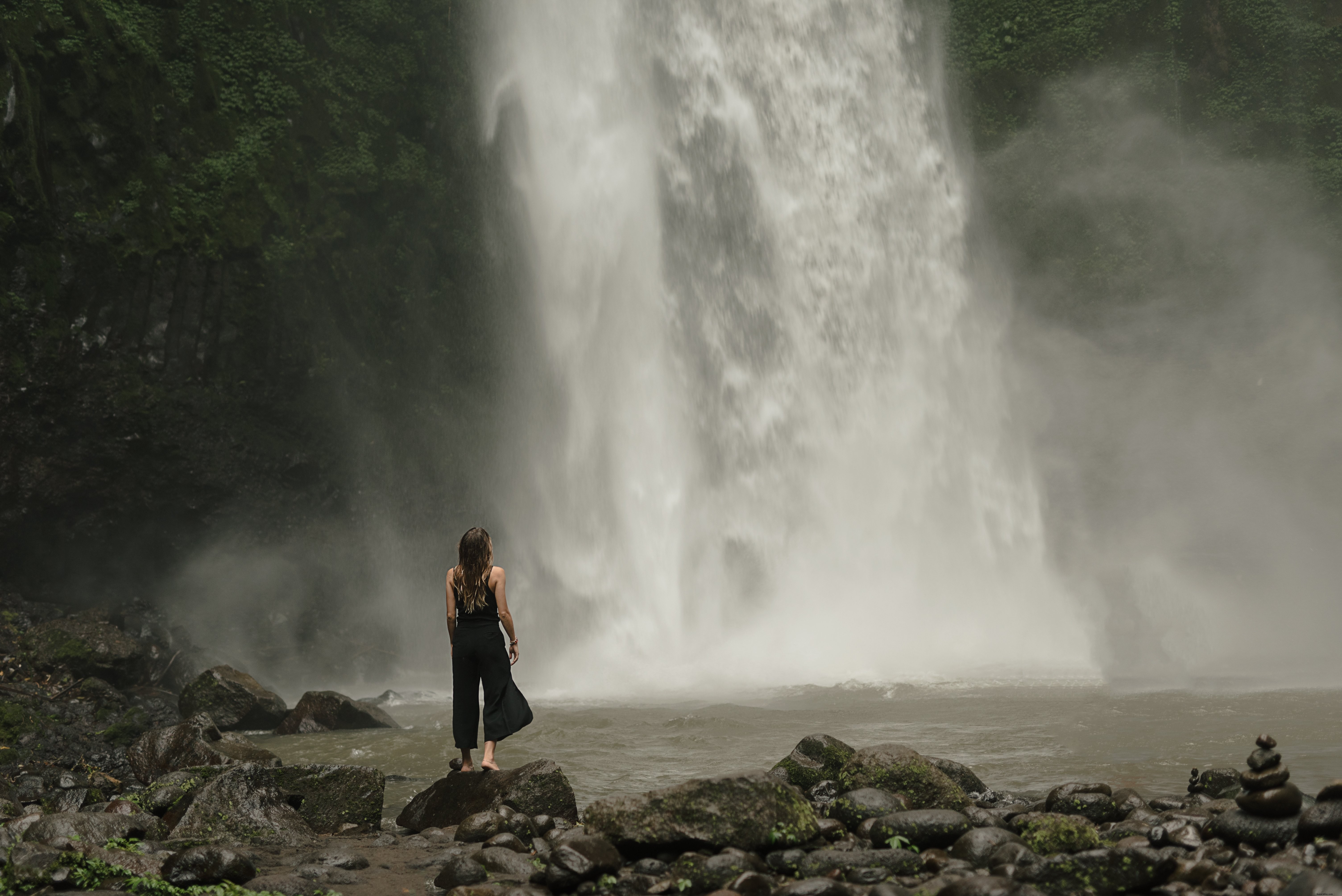 Photo : une femme s arrête au pied d une cascade