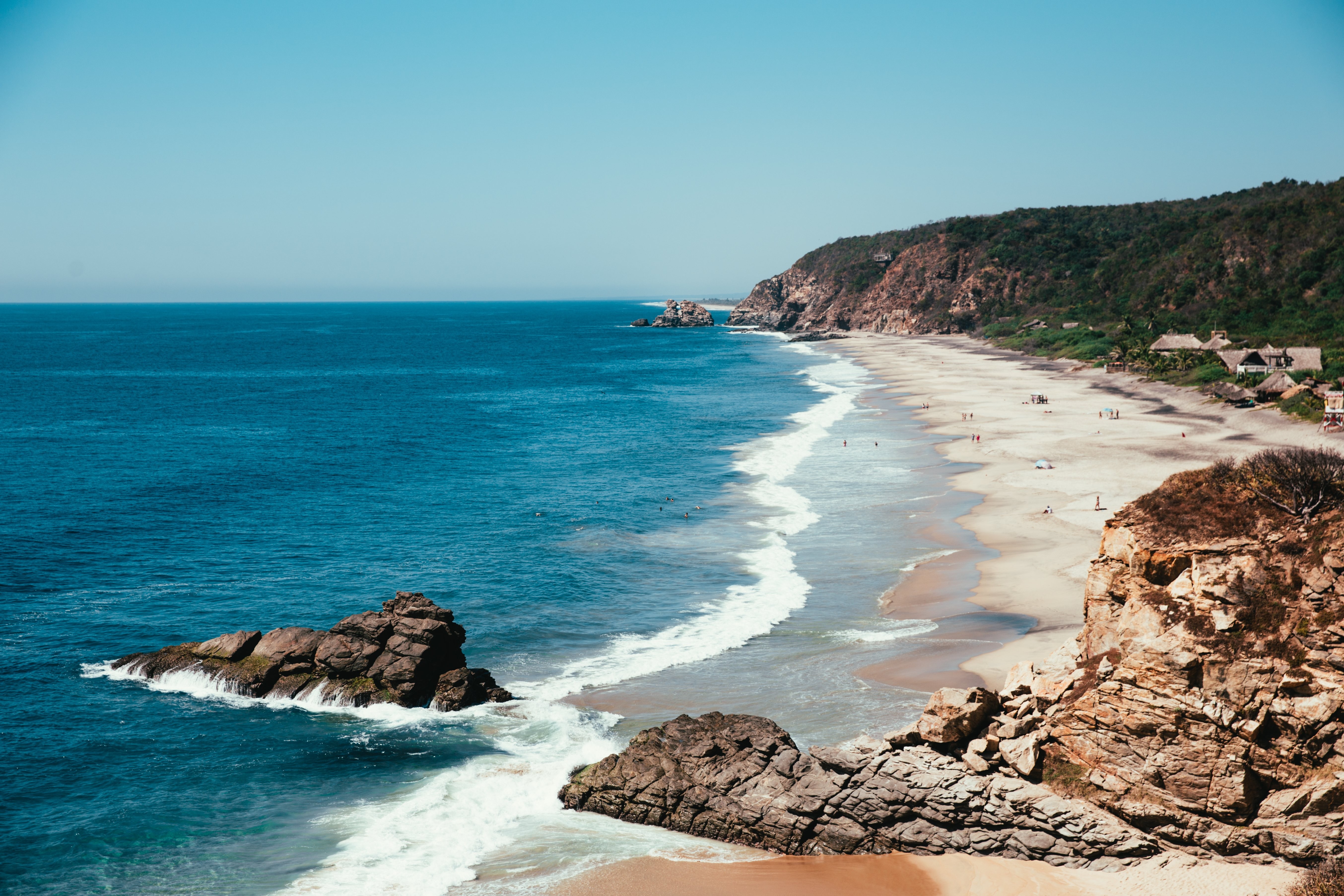 Océan bleu et plage de sable
