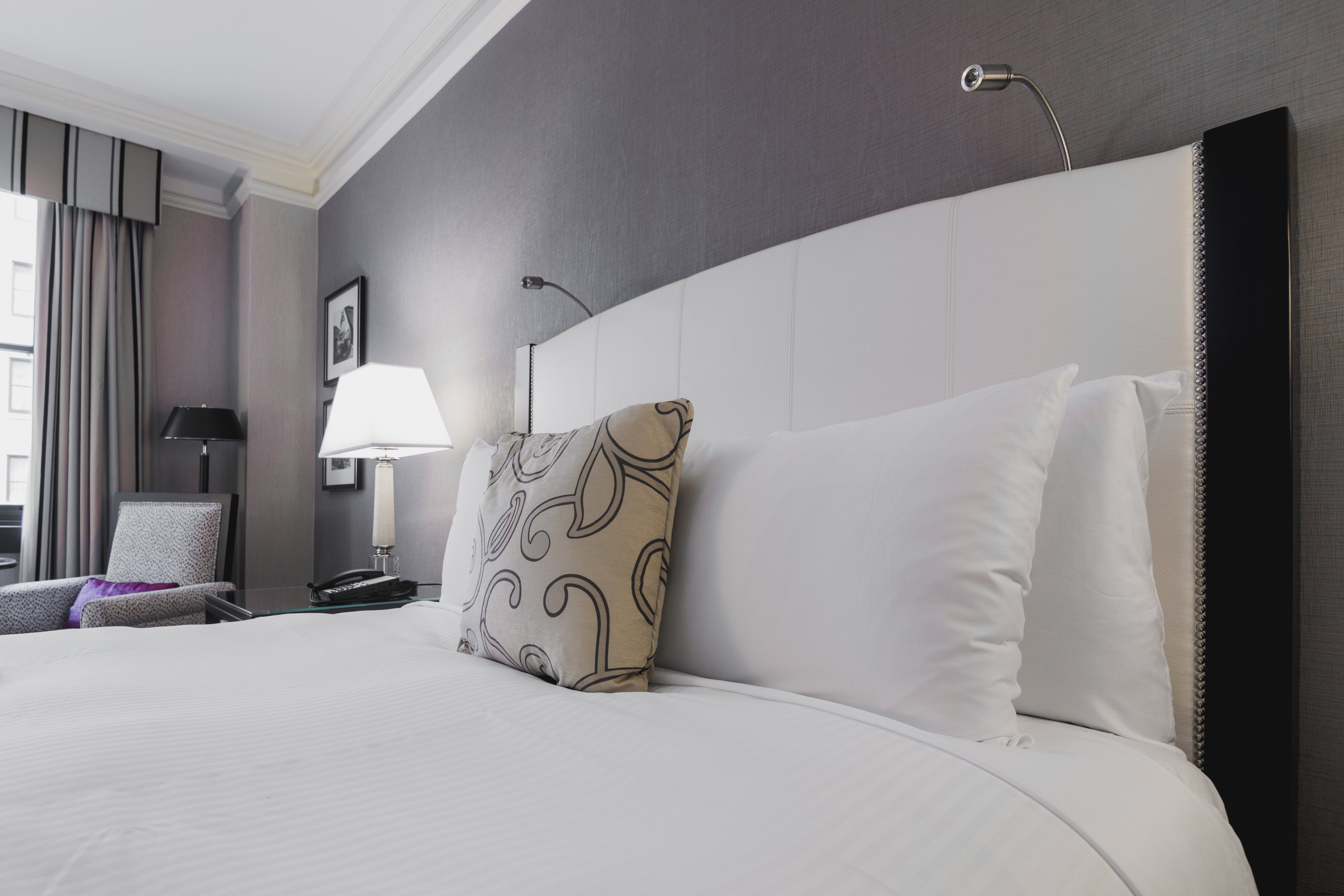Photo d un lit lumineux dans une chambre d hôtel