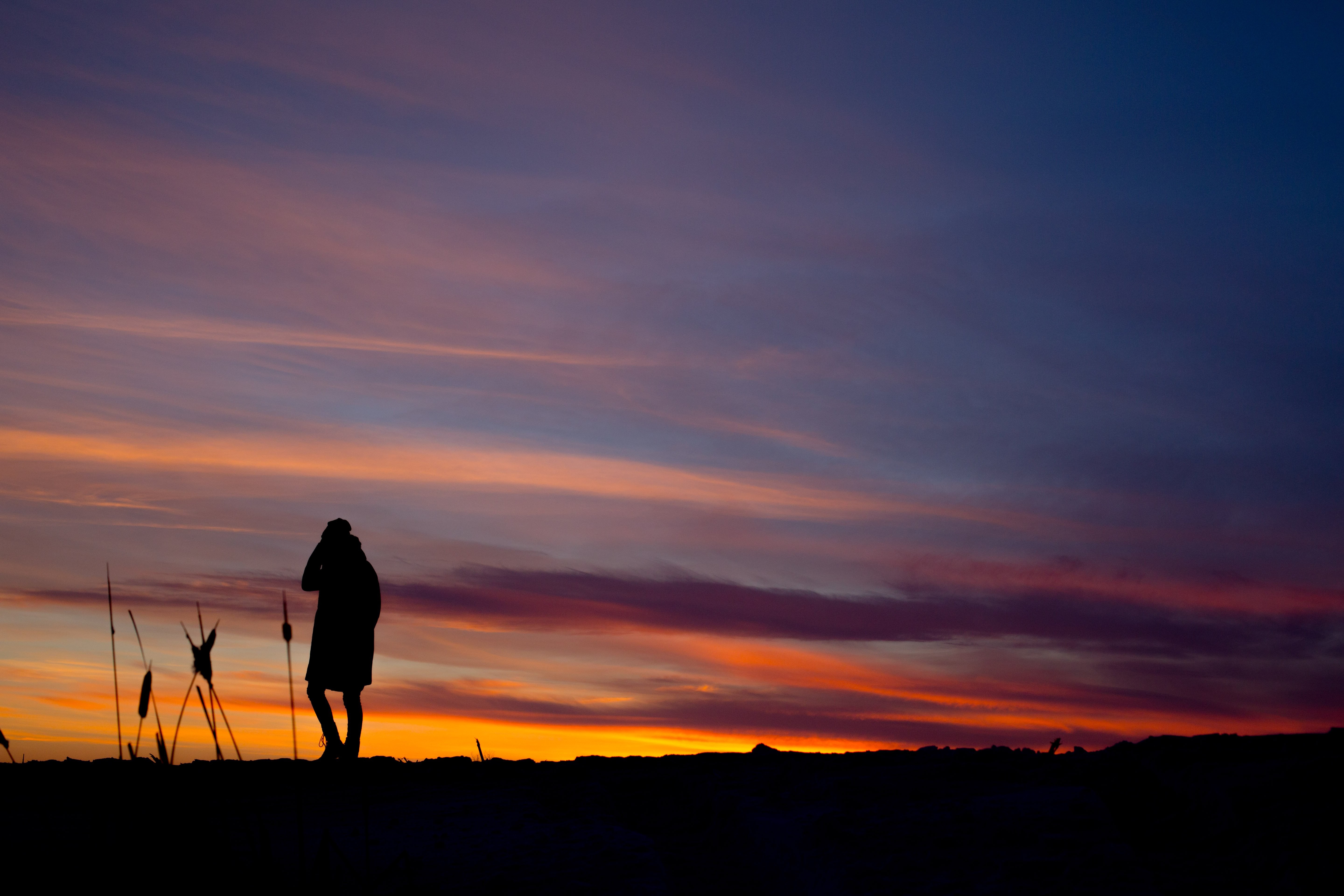 Silhouette au coucher du soleil dans la prairie