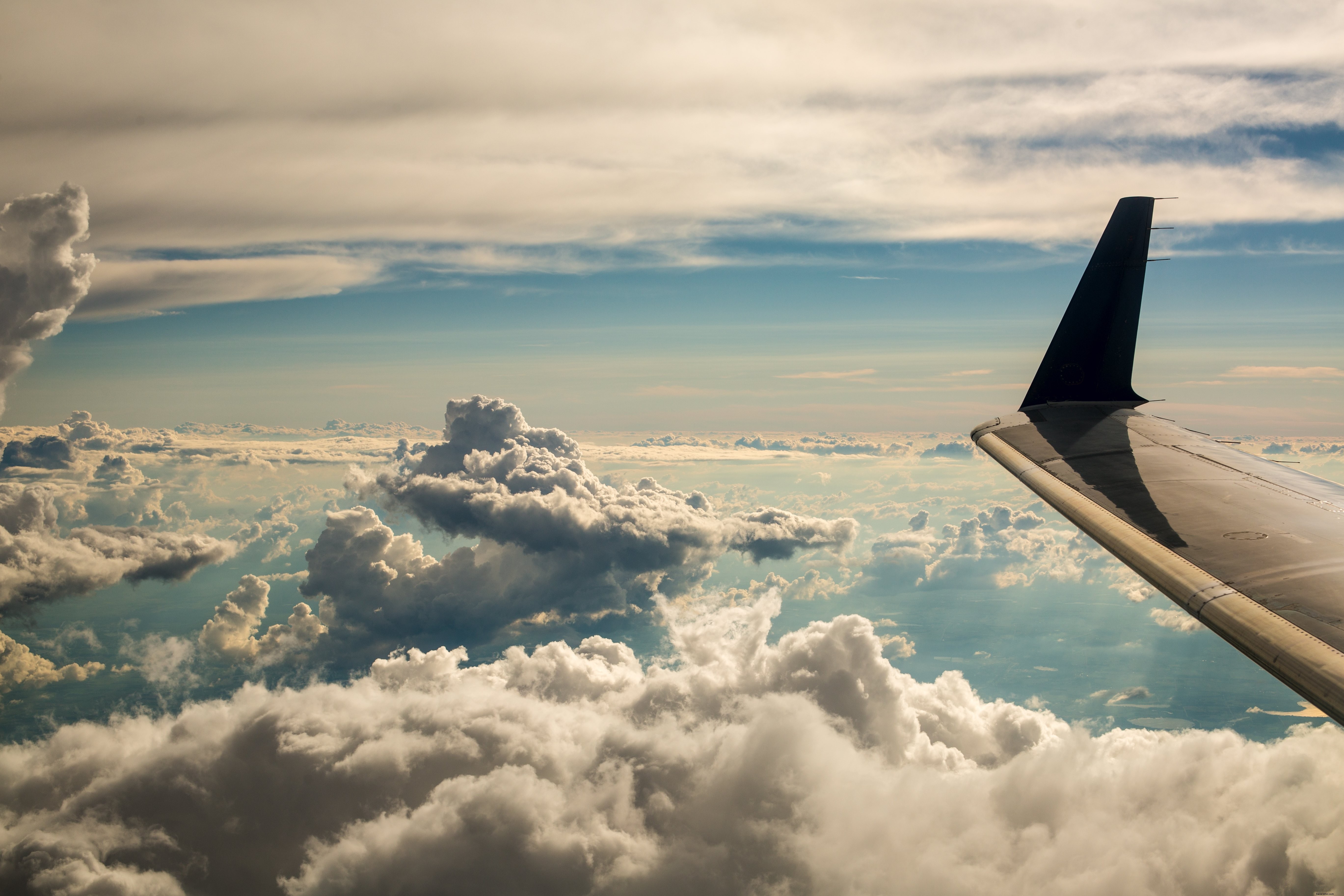 Photo des nuages vus depuis le hublot d’un avion