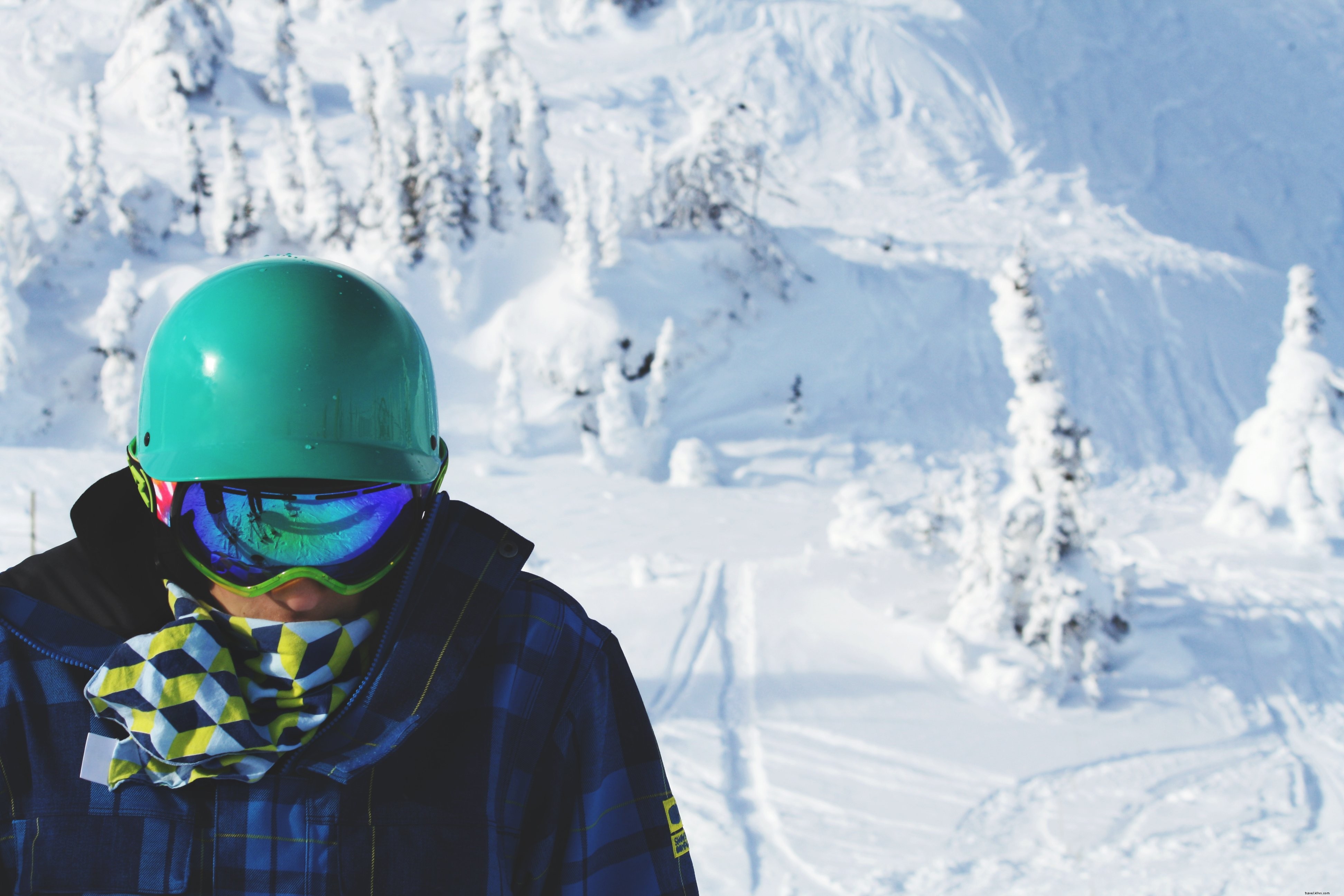Snowboardeur sur la Montagne Enneigée – Photo