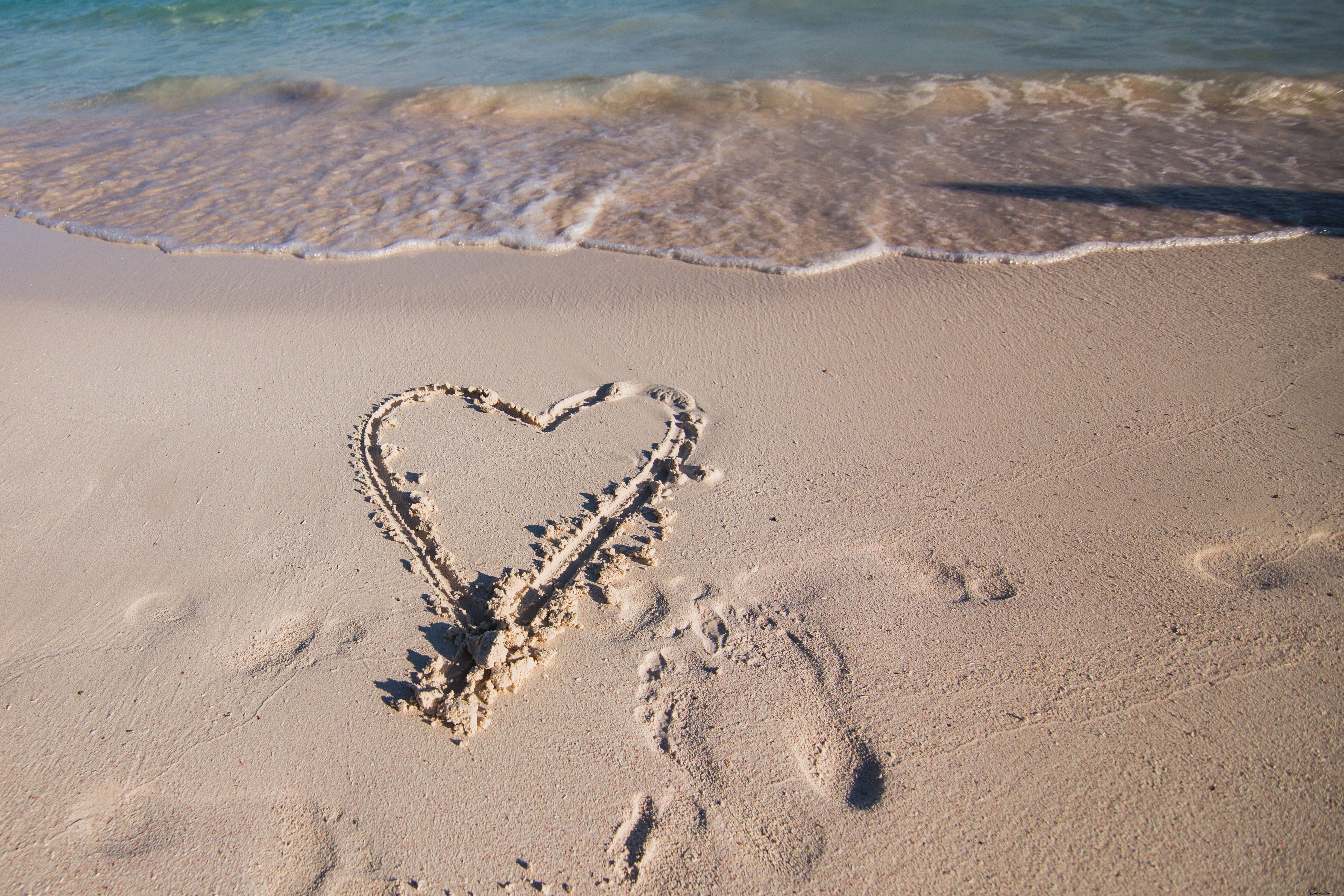 Un cœur dans le sable sur la photo de vacances