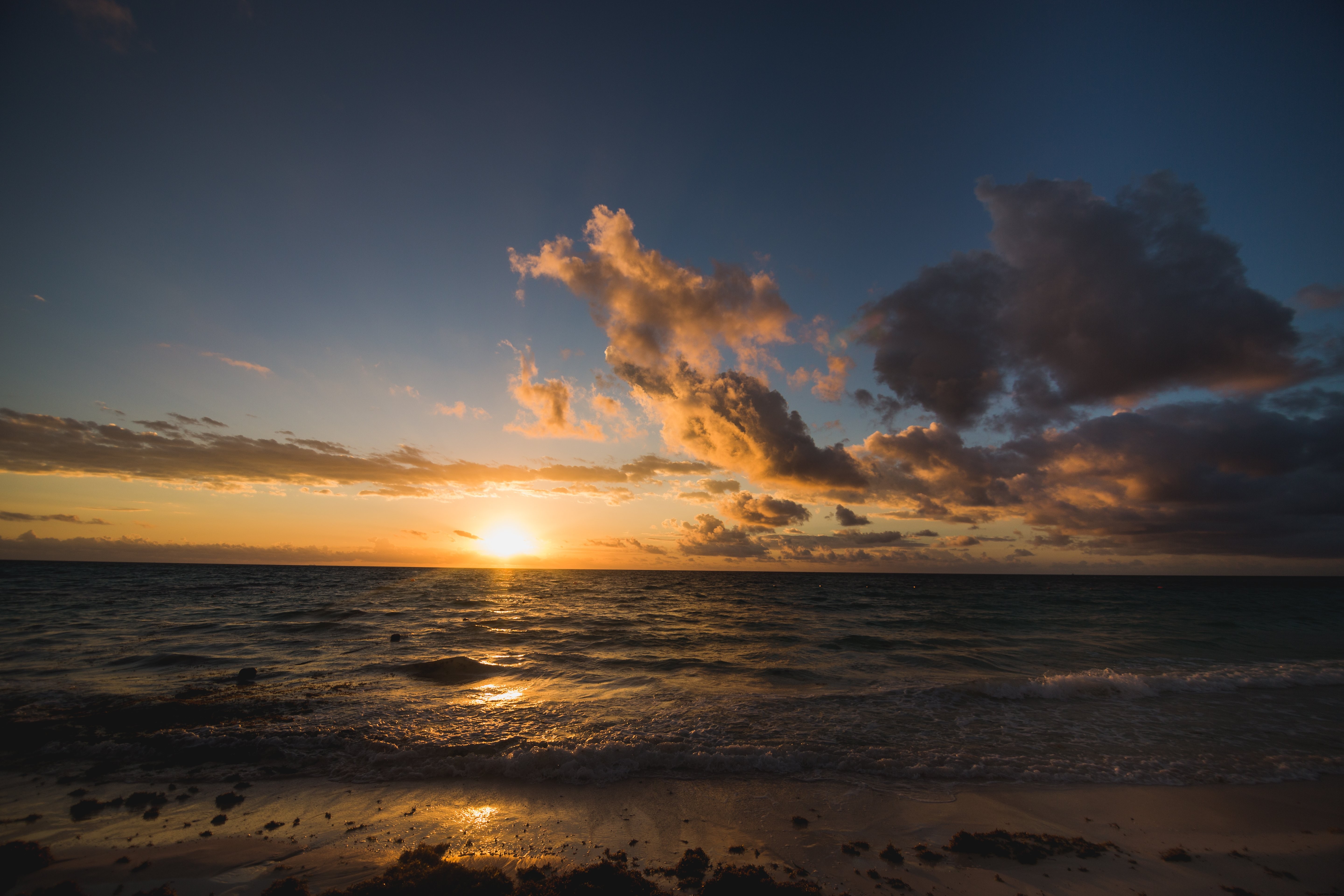 Image d un lever de soleil sur une plage tropicale