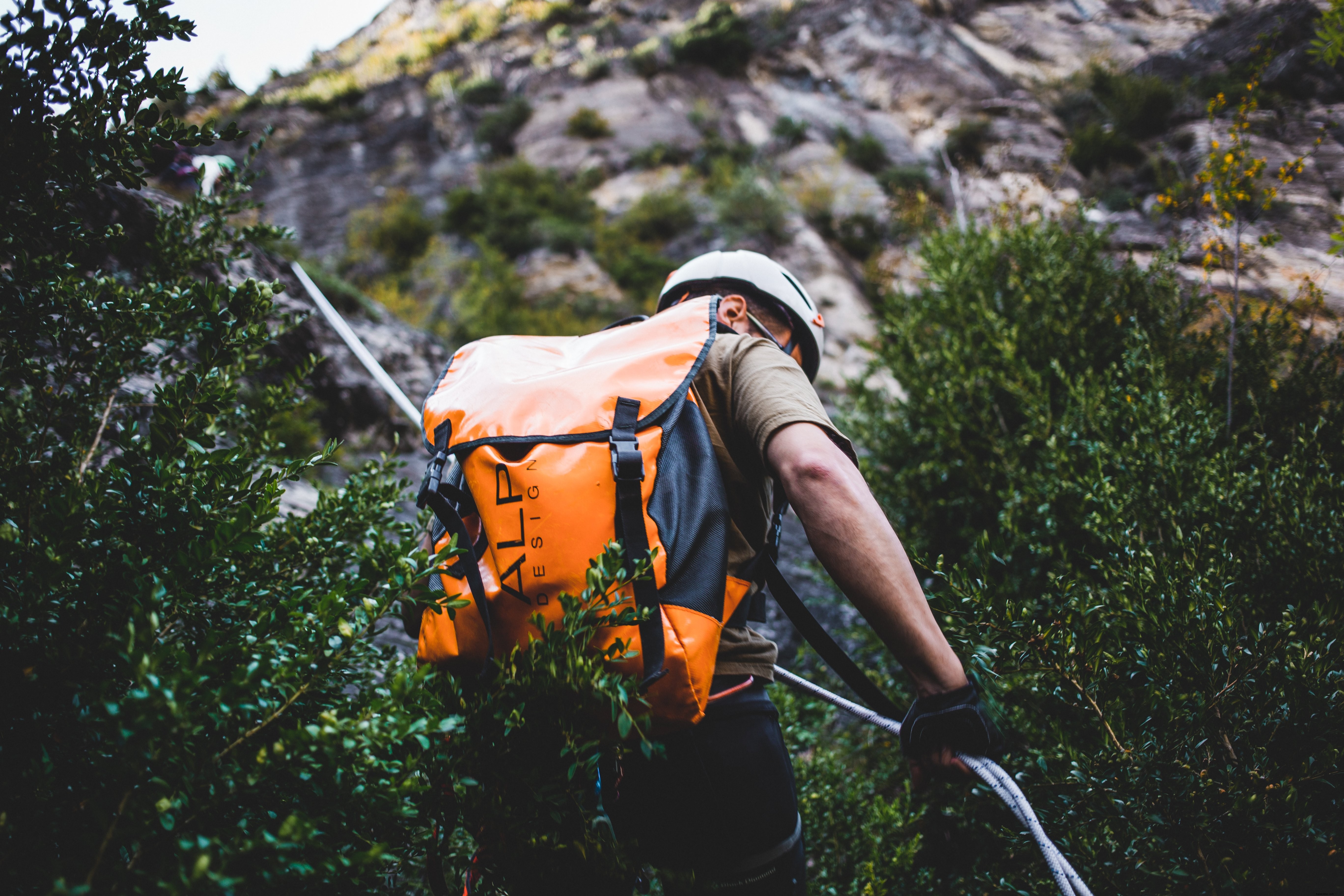 Grimpeur en rappel sur une montagne