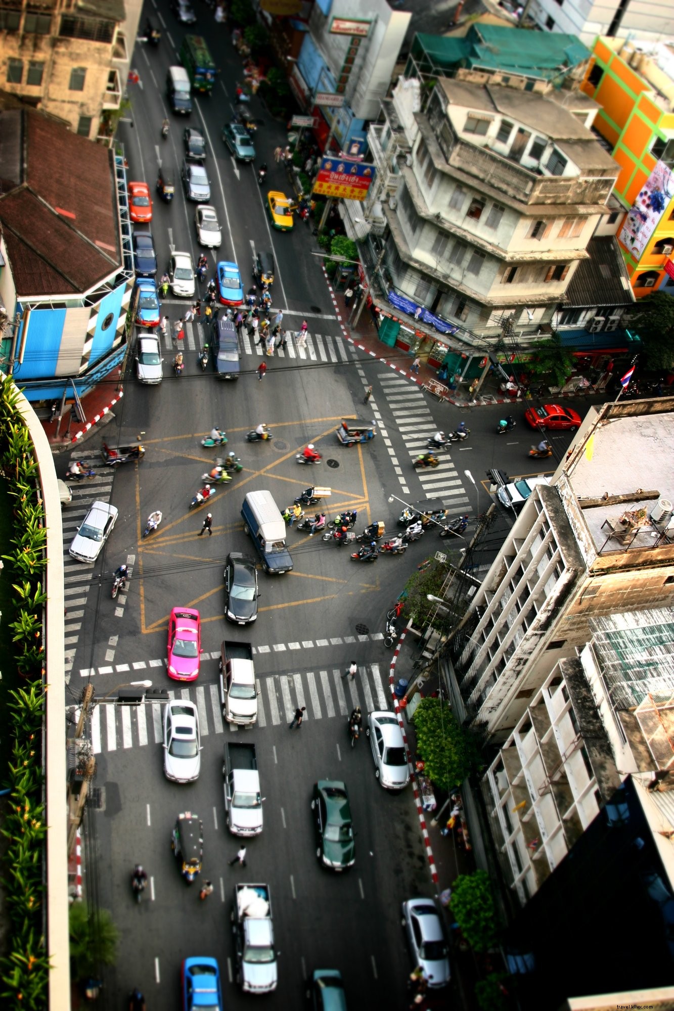 Intersection animée en Thaïlande capturée en photo