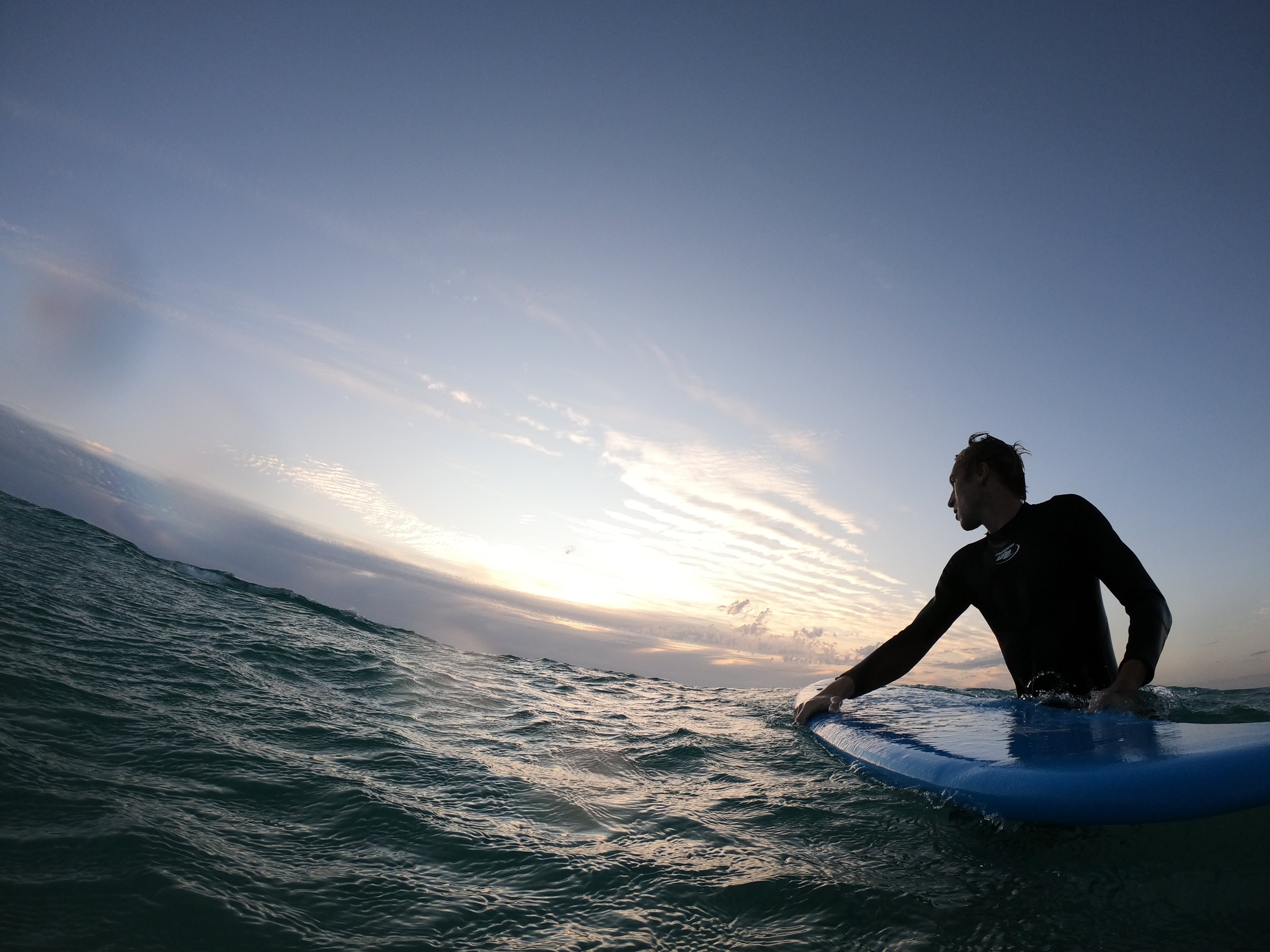 Personne debout dans l eau agitée, tenant une photo d une planche de surf
