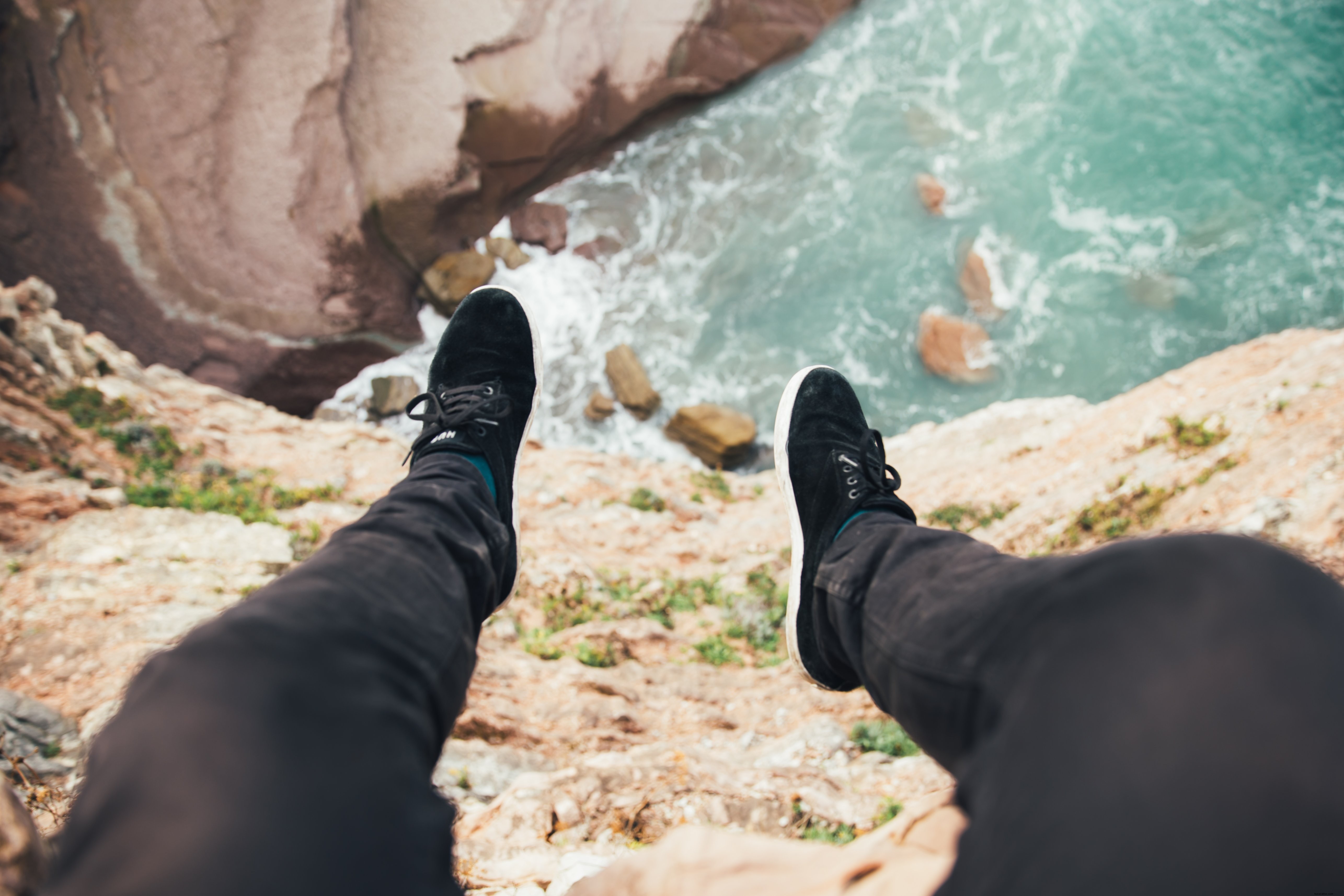 Photo : Pieds en suspension au-dessus d une falaise